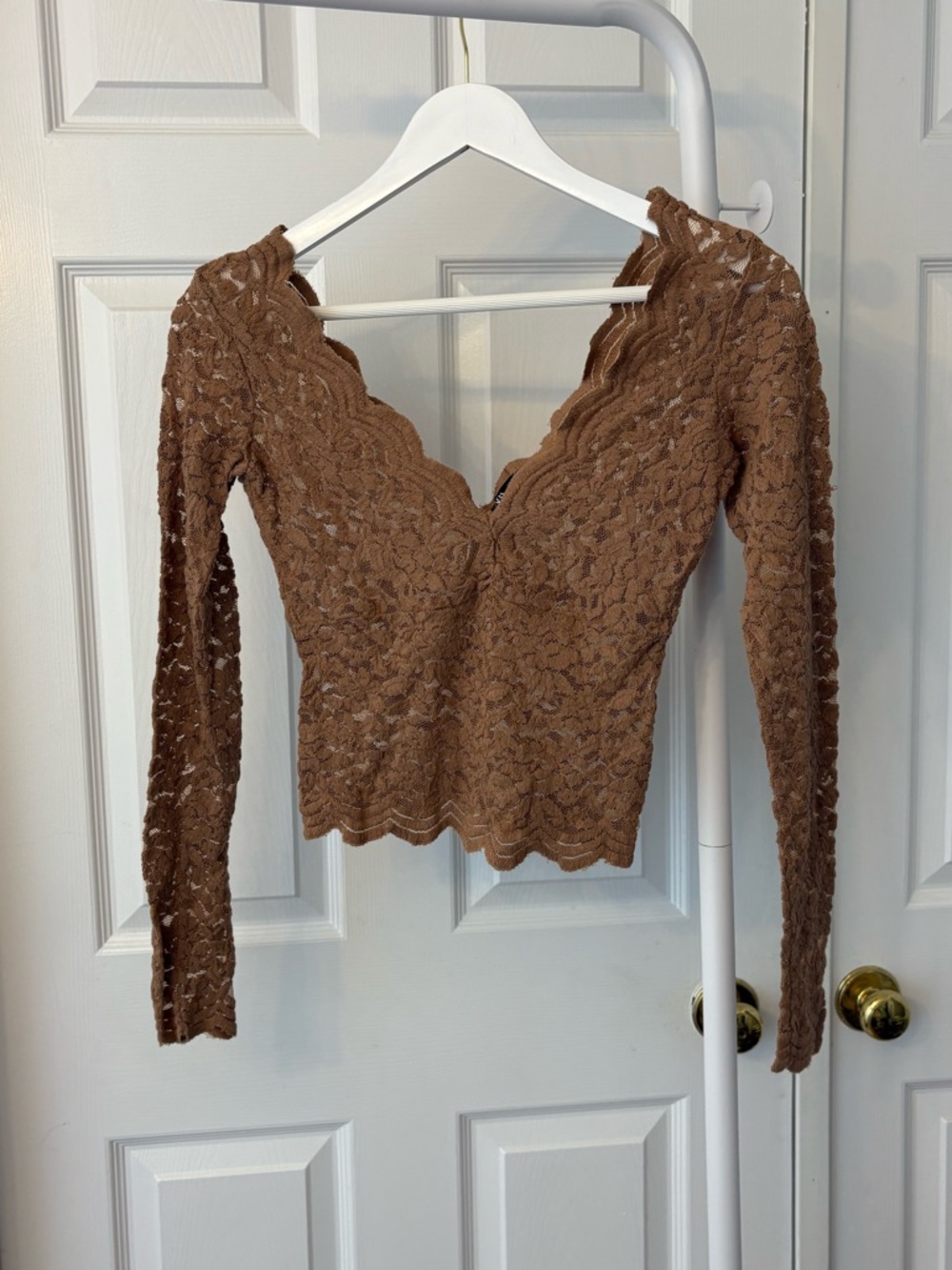 Zara Beige Lace Scallop V-Neck Long Sleeve Cropped Top Size Small - Picture 9 of 10